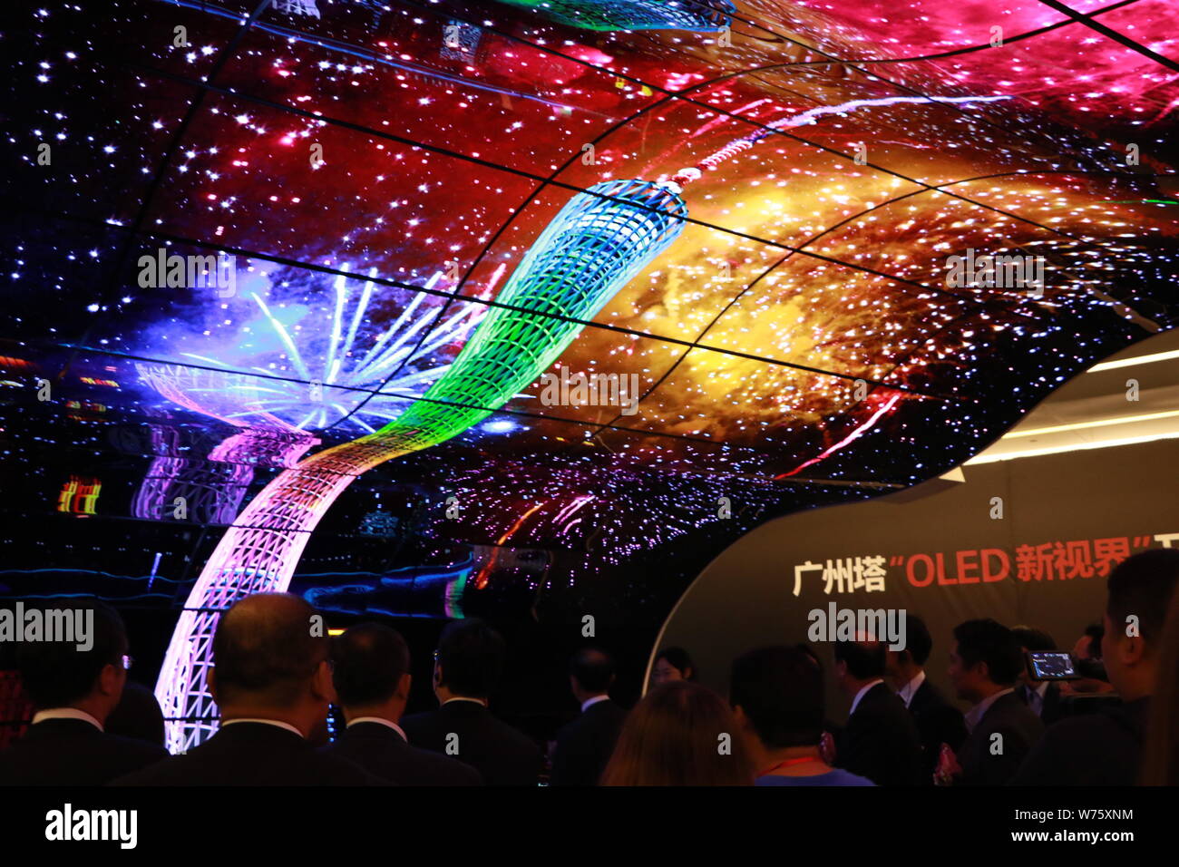 Ansicht des weltweit größten OLED-Tunnel in Canton Tower in Guangzhou City, die südchinesische Provinz Guangdong, 30. November 2017. Die weltweit größte O Stockfoto