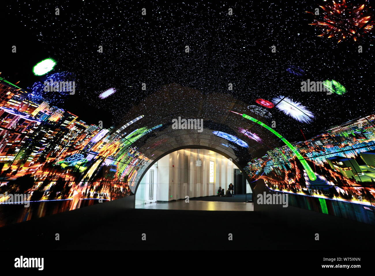 Ansicht des weltweit größten OLED-Tunnel in Canton Tower in Guangzhou City, die südchinesische Provinz Guangdong, 30. November 2017. Die weltweit größte O Stockfoto