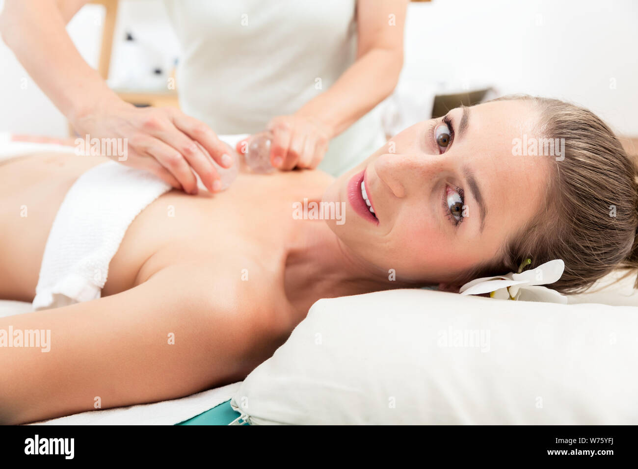 Lächelnde Frau mit Massage Stockfoto