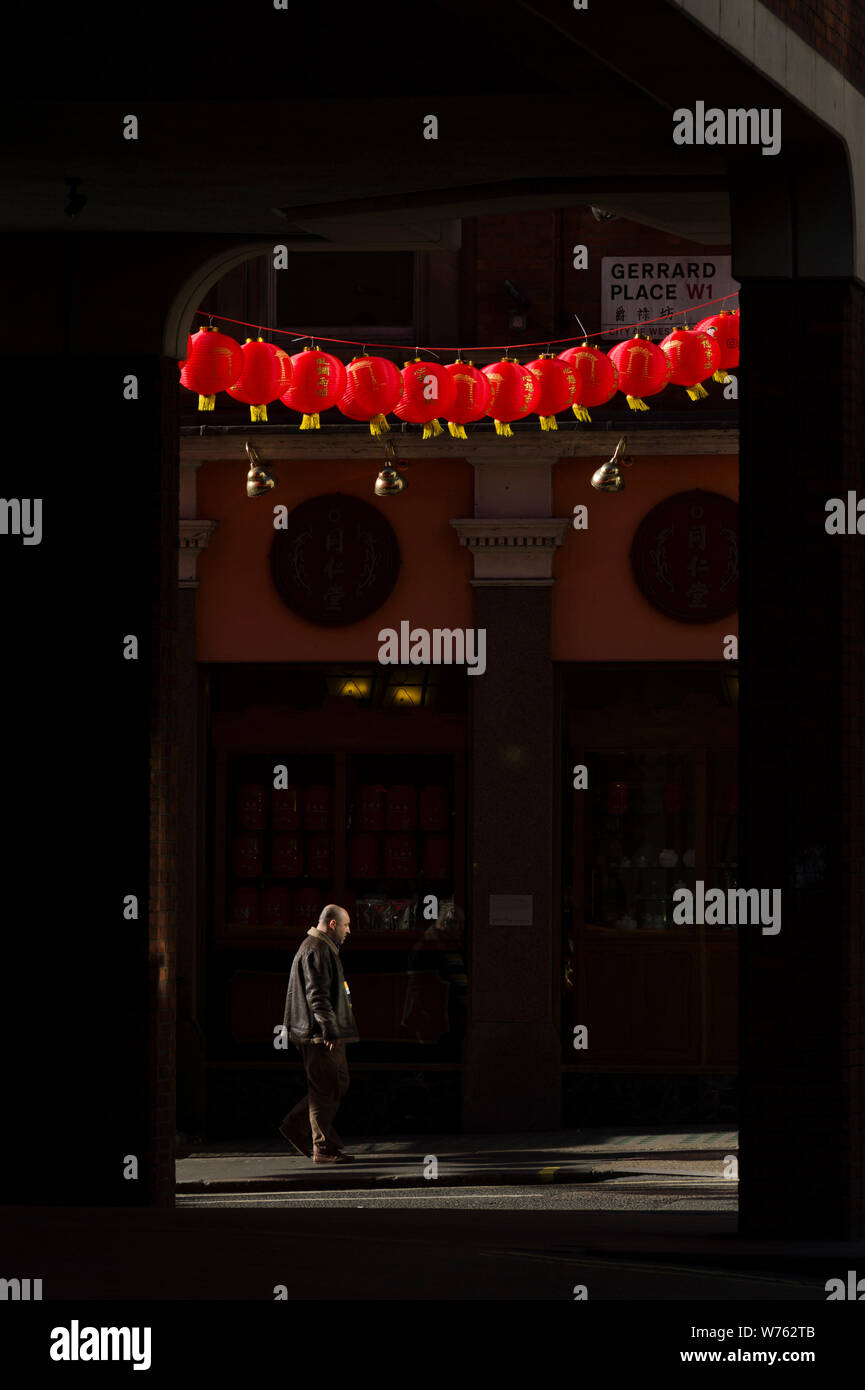 Chinesische Laternen für das chinesische Neujahr, Chinatown, Gerrard Street, London, Großbritannien Stockfoto