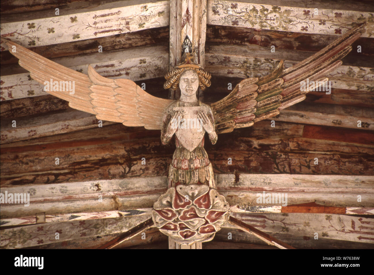 Aus Holz geschnitzte Engel an der Decke der Kirche der Heiligen Dreifaltigkeit Blythburgh Suffolk, Großbritannien. Stockfoto
