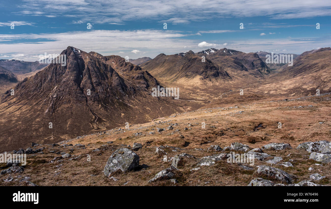 Auf der Suche Glencoe von den Hängen des Beinn a Chrulaiste in den schottischen Highlands Stockfoto