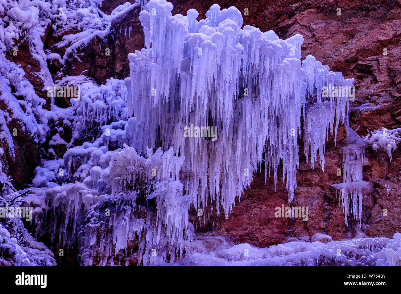 Landschaft einer künstlichen Eisfall im Shenquan Schlucht Scenic Area, Mentougou District, Beijing, China, 5. Dezember 2017. Stockfoto