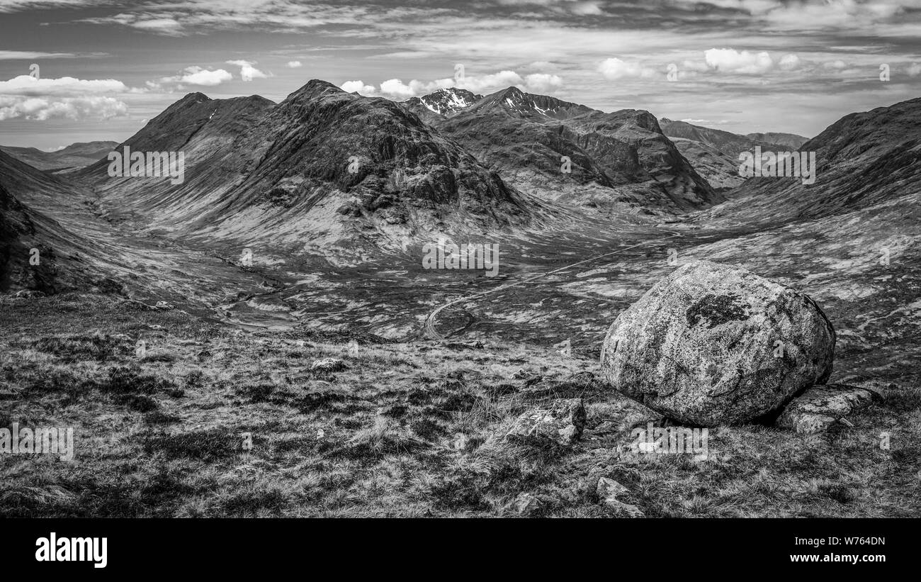 Auf der Suche Glencoe von den Hängen des Beinn a Chrulaiste in den schottischen Highlands Stockfoto