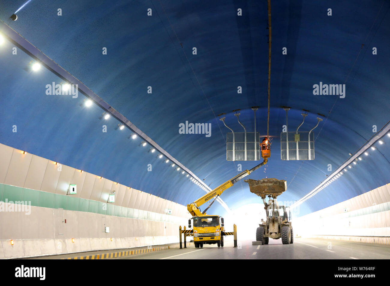 Chinesische Arbeiter an der Baustelle des 3101 Meter langen Tunnel, der Jiangshuiquan sagte, ist der längste Tunnel mit Twin, Bohrung und Stockfoto