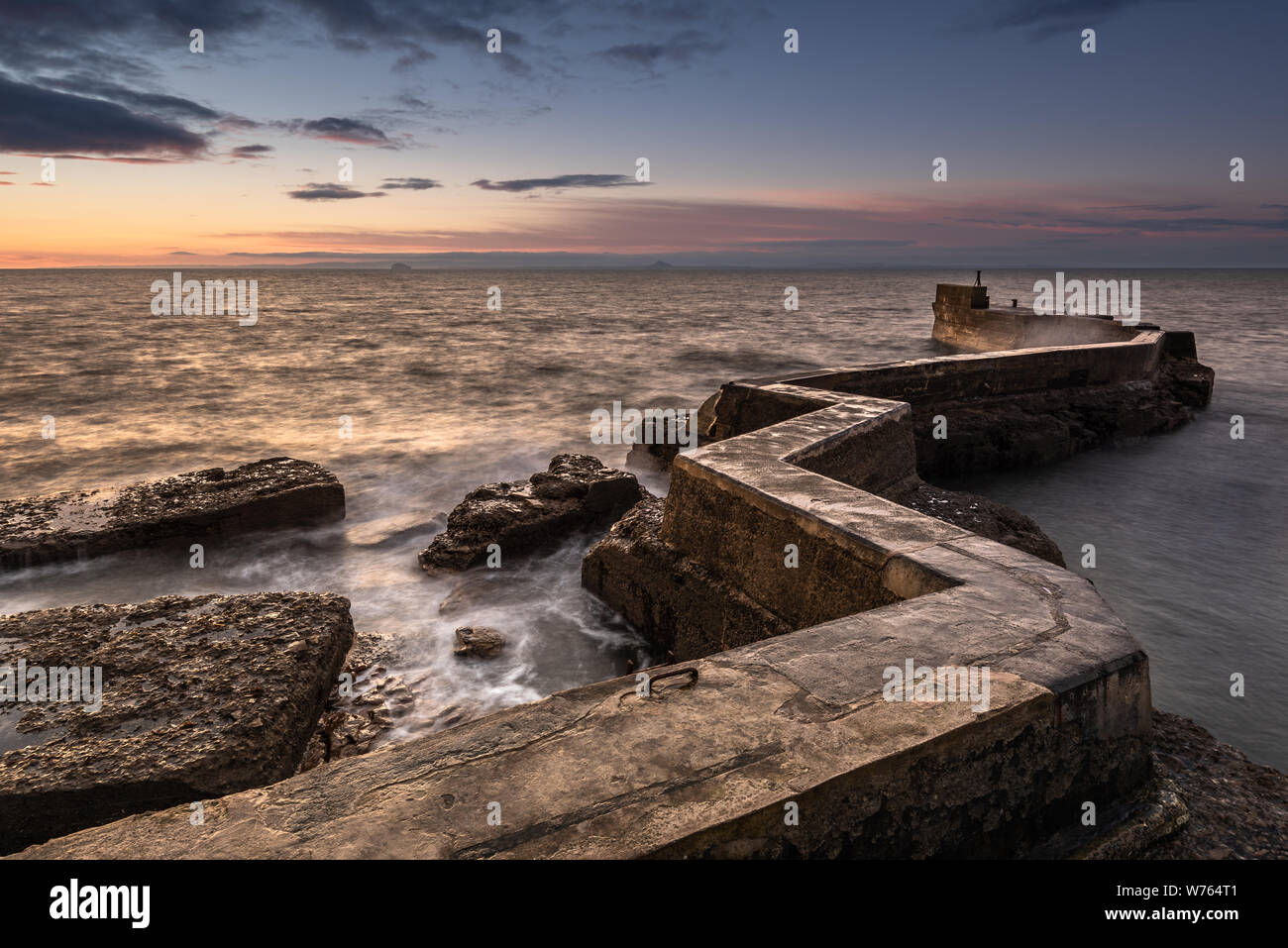 Die 'Zickzack' Wellenbrecher wurde gebaut, um die aufgeführten Robert Stevenson entworfen Hafen Wände in St Monans, einer schönen ruhigen Dorf Stockfoto