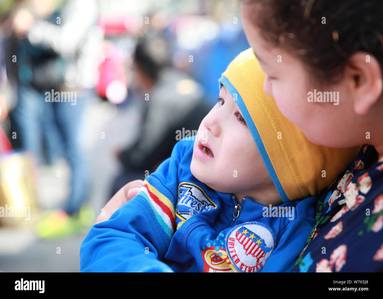 Dreijährige Uigurische Junge mit rhabdomyosarkom und seine Eltern