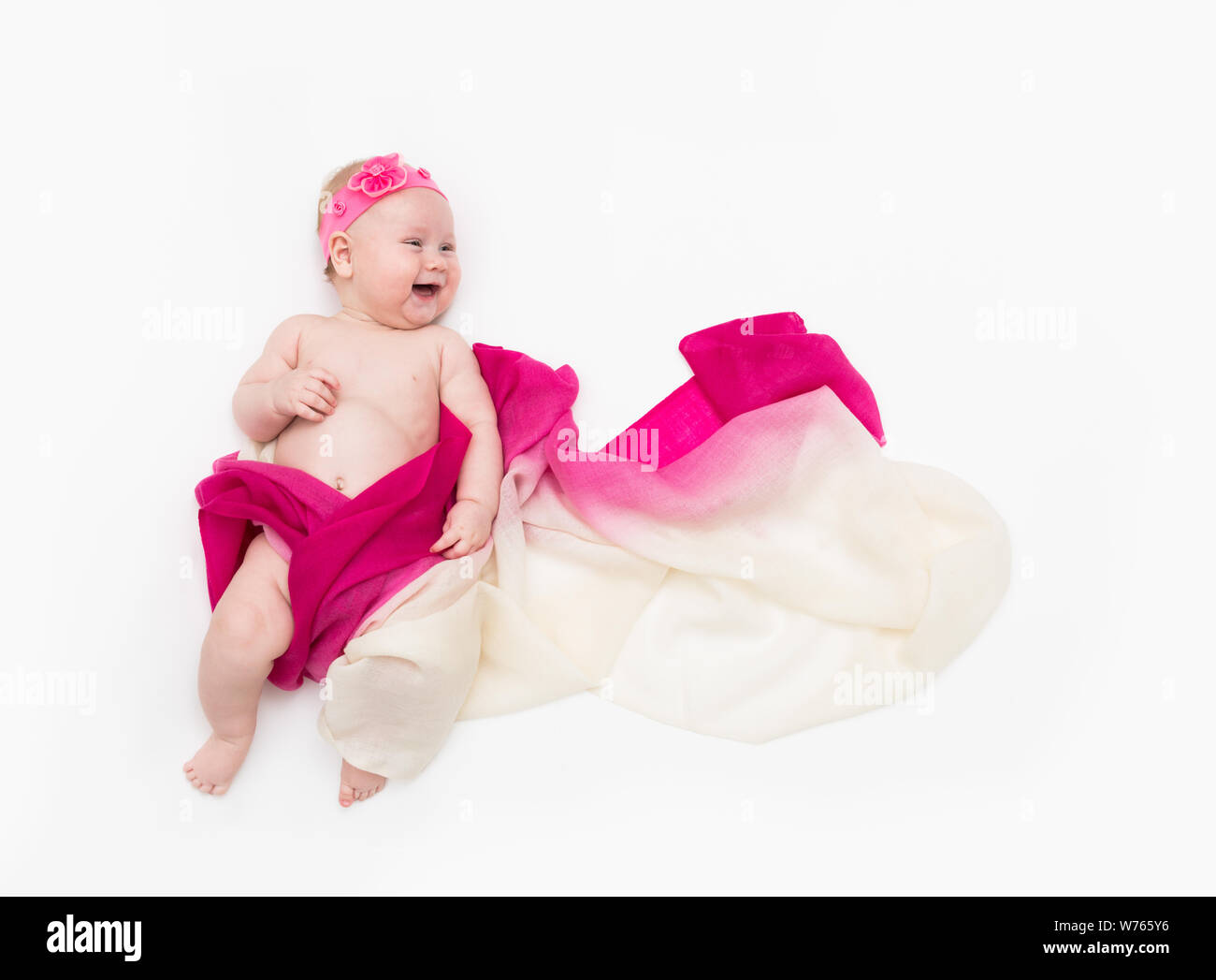 Blick von oben auf die niedlichen lachendes Baby Mädchen in einer Fee Kostüm gekleidet - Flattern langer Schal und stirnband. Kopieren Sie Platz für Text Stockfoto