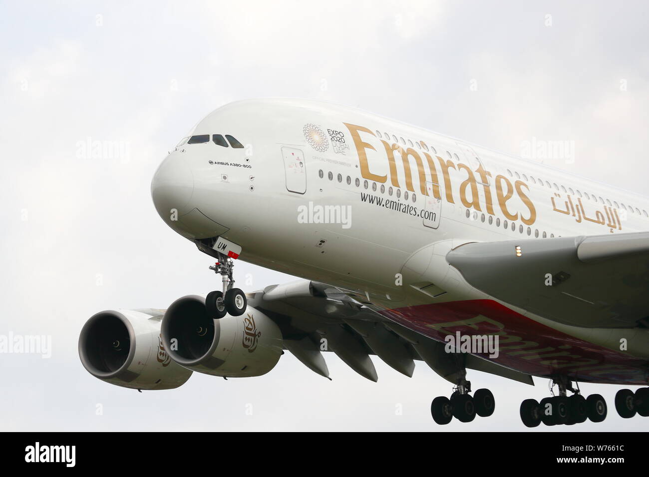 In der Nähe von Vereinigte Arabische Emirate Airbus A380 A6-EUM Landung in London Heathrow Flughafen, Großbritannien Stockfoto