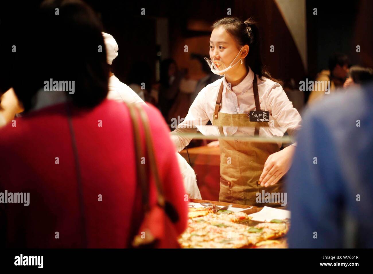 Ein Mitarbeiter verkauft Brot in der Bäckerei des weltweit größten Starbucks finden Rösterei in Shanghai, China, 6. Dezember 2017. Starbucks ist die Eröffnung eines Stockfoto