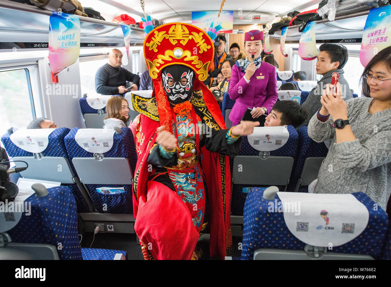 Ein Gesicht ändern Performer der Sichuan Oper in einem CRH (China Railway High speed) Bullet Zug nach Xi'An - Chengdu (xicheng) High-Speed Railway führt Stockfoto