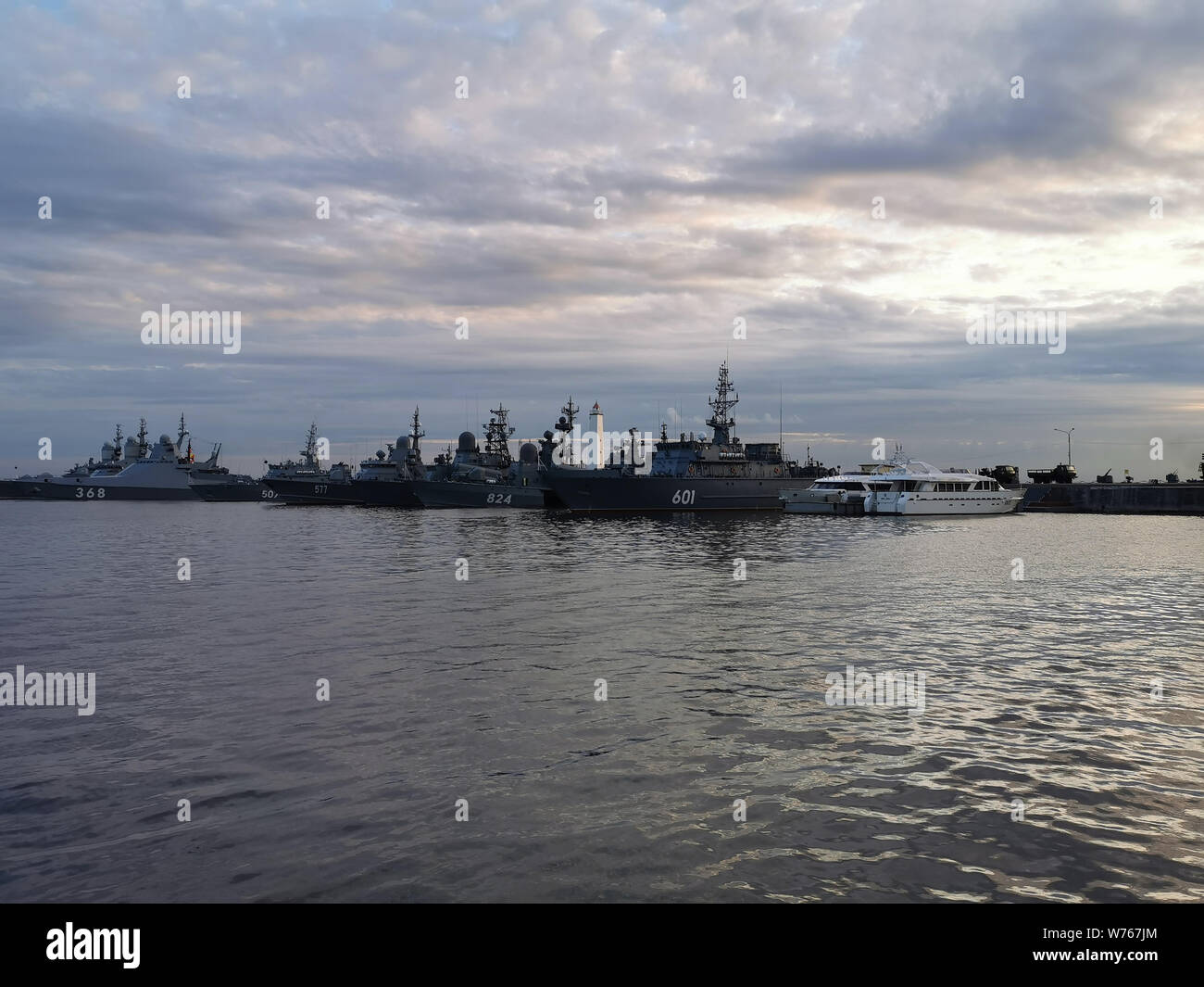 Kronstadt, Russisch - Juli 23, 2019: Blick auf die Kriegsschiffe der Marine von Russland in der Bucht von Kronstadt Stockfoto
