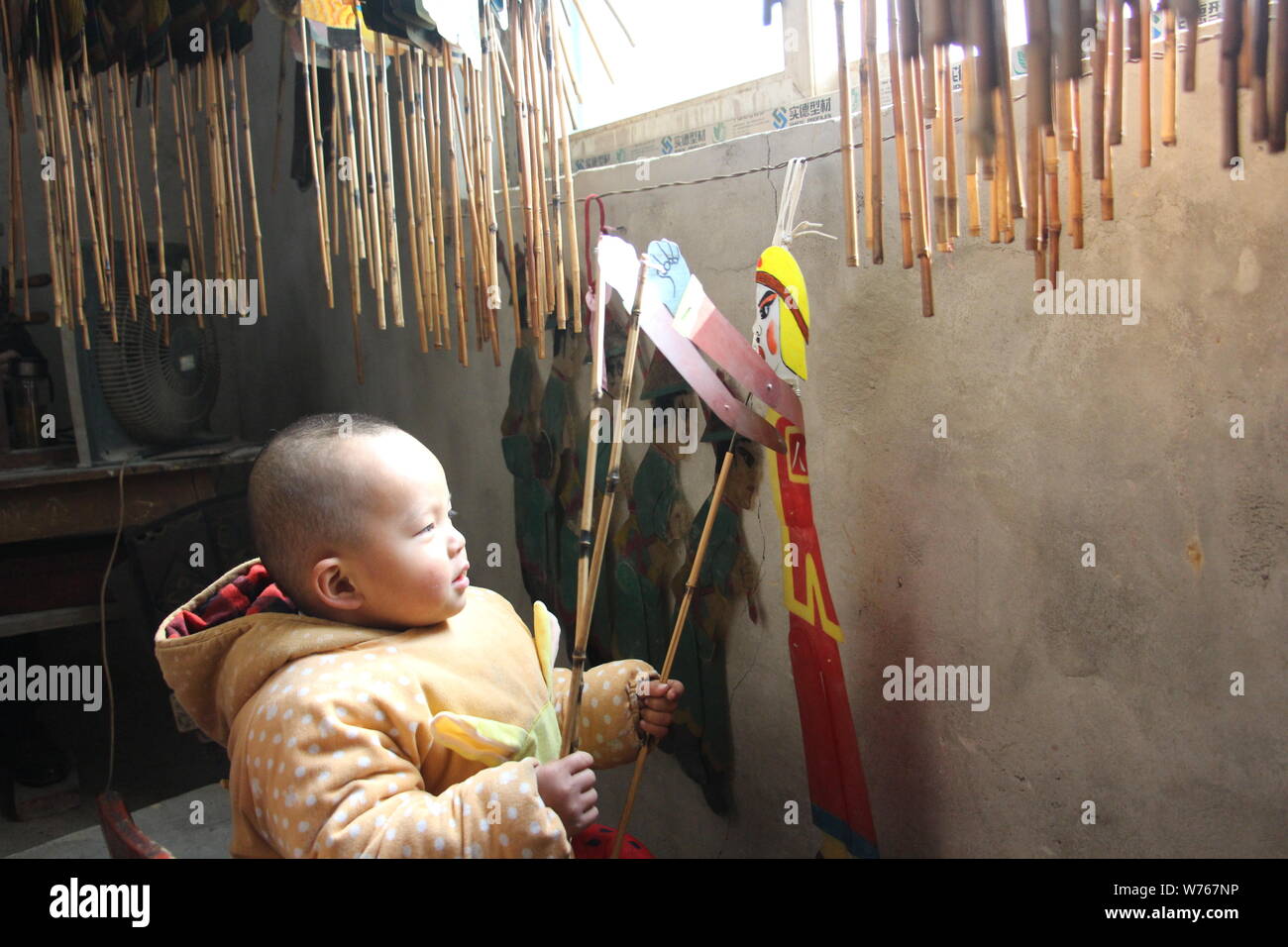 2-jährige Chinese Liu Yangyu führt Schattenspiel, auch als schattenpuppenspiel bekannt, in Yunmeng County, xiaogan Stadt, der Provinz Hubei in Zentralchina Stockfoto