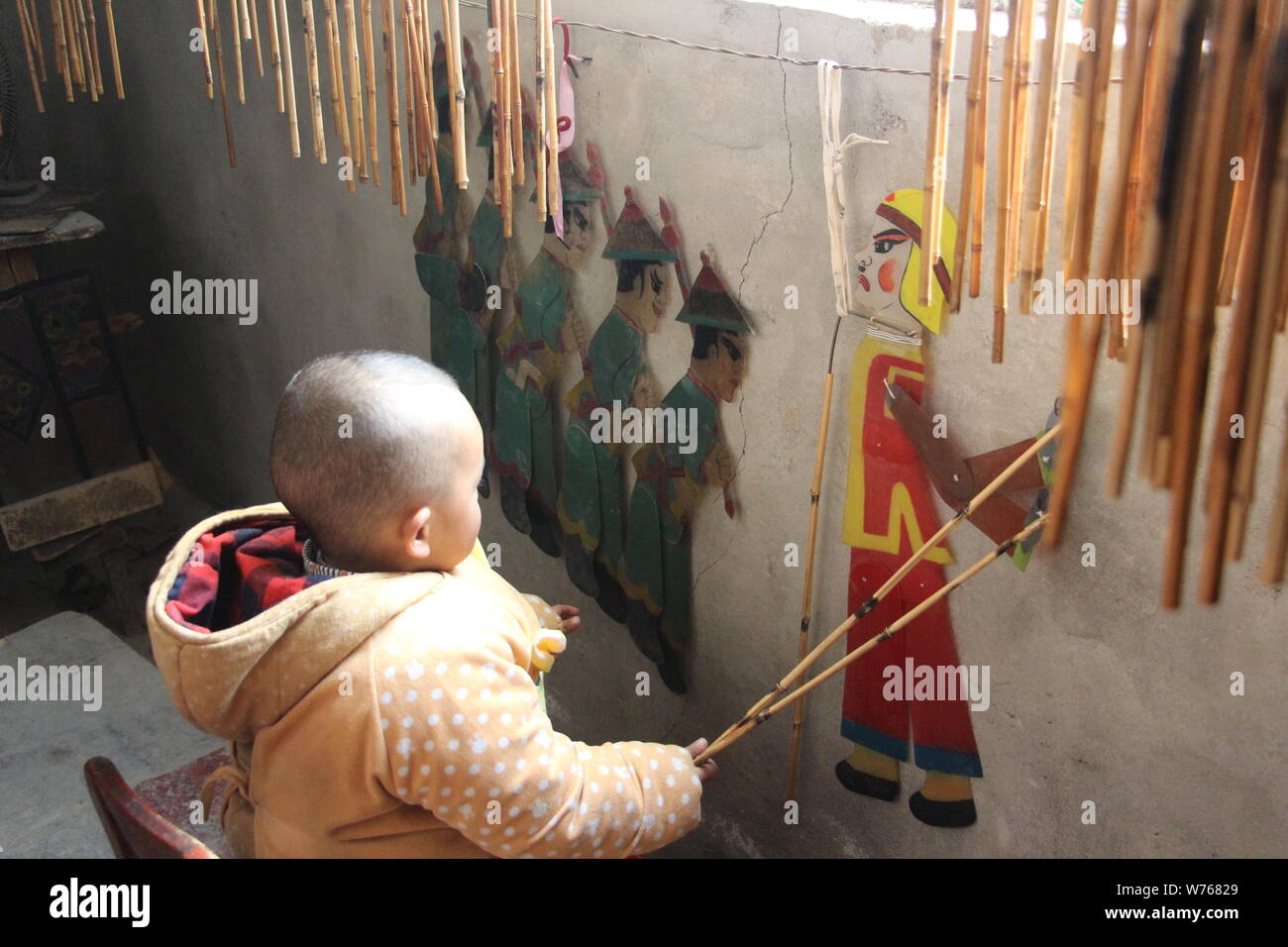 2-jährige Chinese Liu Yangyu führt Schattenspiel, auch als schattenpuppenspiel bekannt, in Yunmeng County, xiaogan Stadt, der Provinz Hubei in Zentralchina Stockfoto