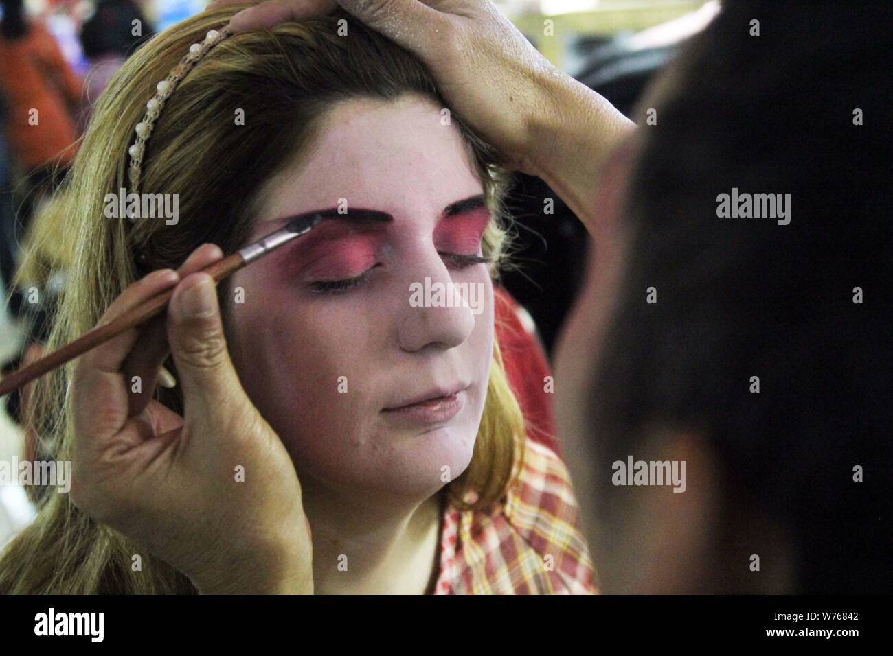 ---- Ein fremder Besucher beendet ihre Make-up mit Hilfe eines chinesischen Sichuanese oper Künstler nach einer Show im Backstage in Chengdu City, southwes Stockfoto