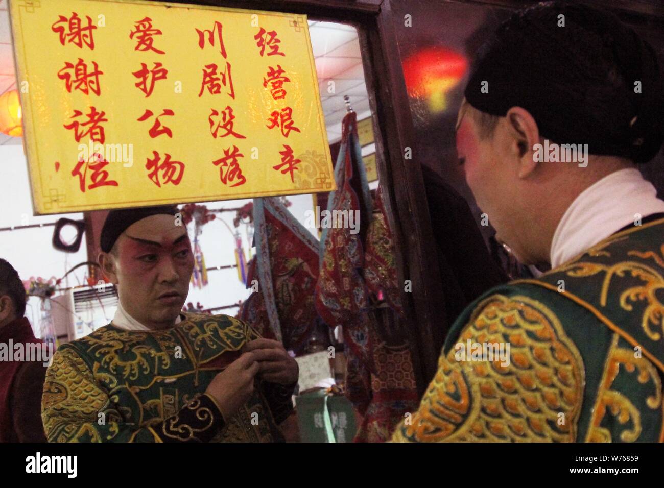 ---- Eine Chinesische Oper Sichuanese Künstler macht sich vor einer Show im Backstage in Chengdu, Provinz Sichuan im Südwesten Chinas, 25 Novemb Stockfoto