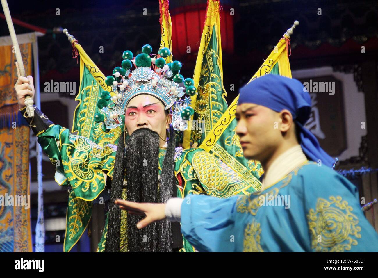 ---- Chinese Sichuanese oper Künstler während einer Show auf einer Bühne in Chengdu City, Provinz Sichuan im Südwesten Chinas, am 25. November 2017. Sic Stockfoto