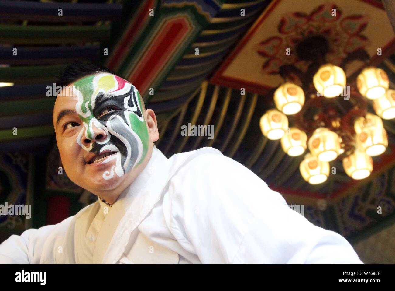 ---- Eine Chinesische Oper Sichuanese artist führt während einer Show auf einer Bühne in Chengdu, Provinz Sichuan im Südwesten Chinas, am 25. November 2017. S Stockfoto