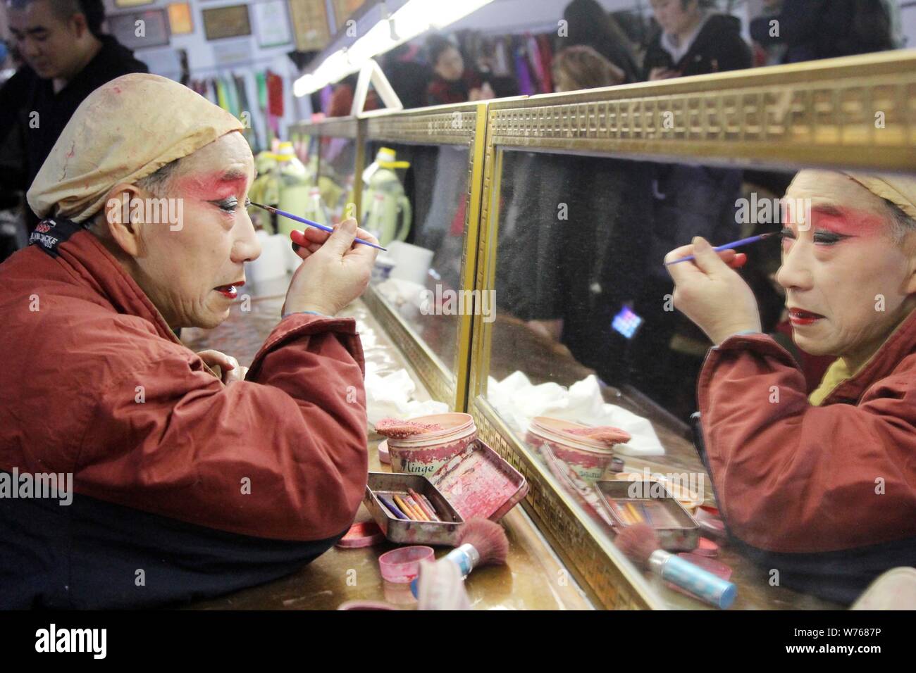 ---- Eine Chinesische Oper Sichuanese Künstler macht sich vor einer Show im Backstage in Chengdu, Provinz Sichuan im Südwesten Chinas, 25 Novemb Stockfoto