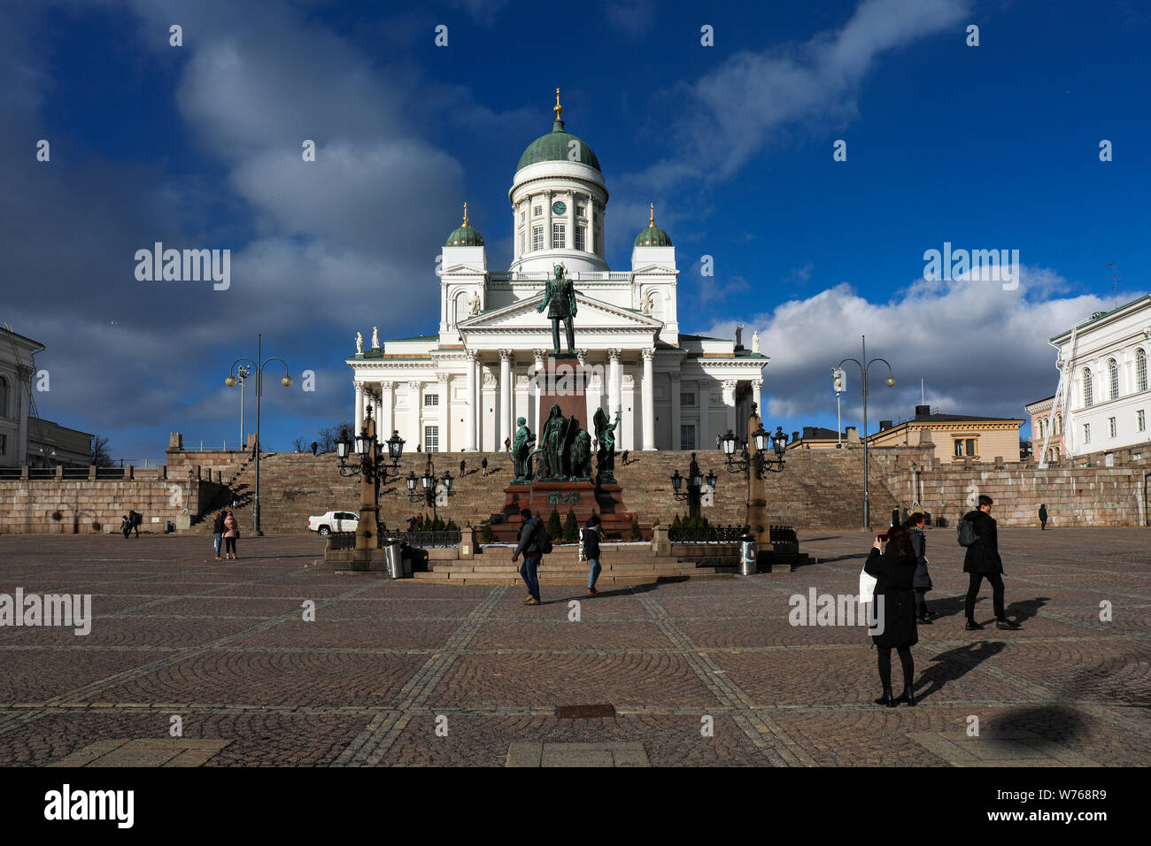 Kathedrale von Helsinki mit gelegentlichen Touristen auf einem kalten Frühjahr Tag in Helsinki, Finnland Stockfoto