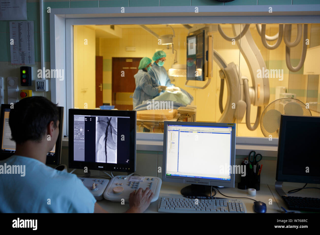 Die interventionelle Radiologie, Arzt die Arbeit der Kollegen auf dem Monitor überwacht, Karlsbad, Tschechische Republik Stockfoto