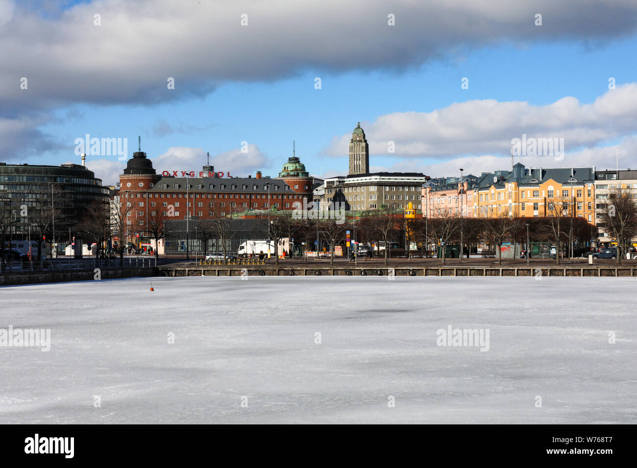 Eisige Siltavuorensalmi und Stadtteil Hakaniemi direkt an einem kalten Frühjahr Tag von Kruununhaka in Helsinki, Finnland gesehen Stockfoto