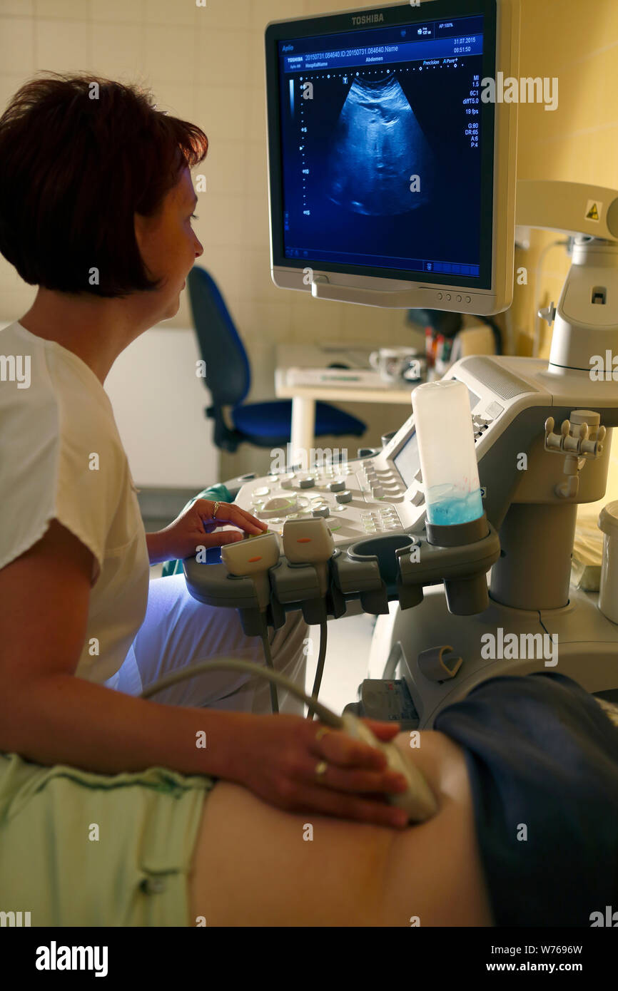 Der Arzt untersucht den Patienten durch Ultraschall, Karlsbad, Tschechien Stockfoto