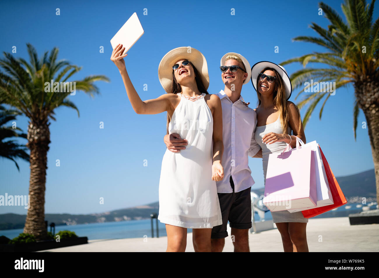 Gruppe junger Freunde, die nach dem Einkaufen selfie Stockfoto