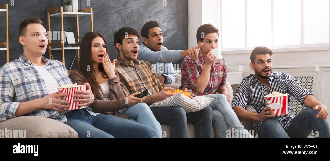 Multiethnischen friends Horrorfilm mit Popcorn zu Hause Stockfoto