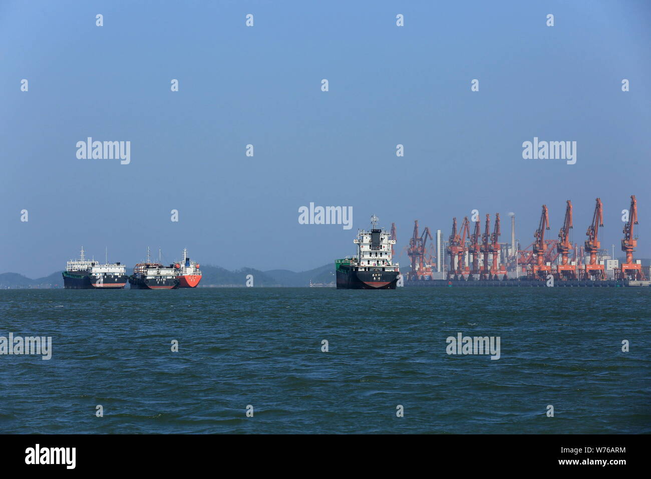 Frachtschiffe sind am Hafen in Qinzhou Qinzhou Stadt gesehen, der South China Guangxi Zhuang autonomen Region, vom 18. Dezember 2017. Der Durchsatz der Qinzho Stockfoto