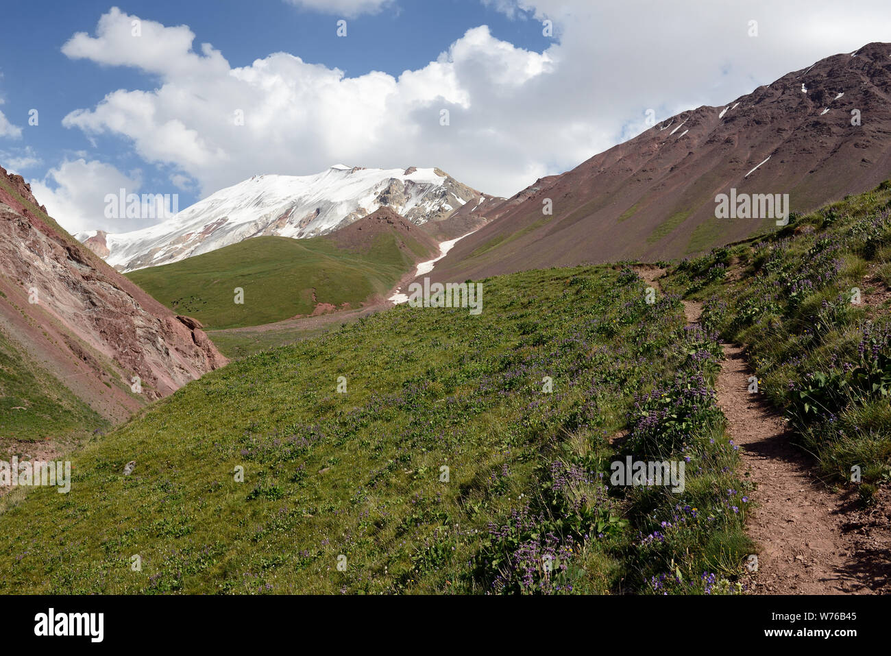 Die schöne Pamir, trekking Ziel. Blick auf die alternative Routen in der Lenin Peakfläche, Kirgisistan, Zentralasien. Stockfoto