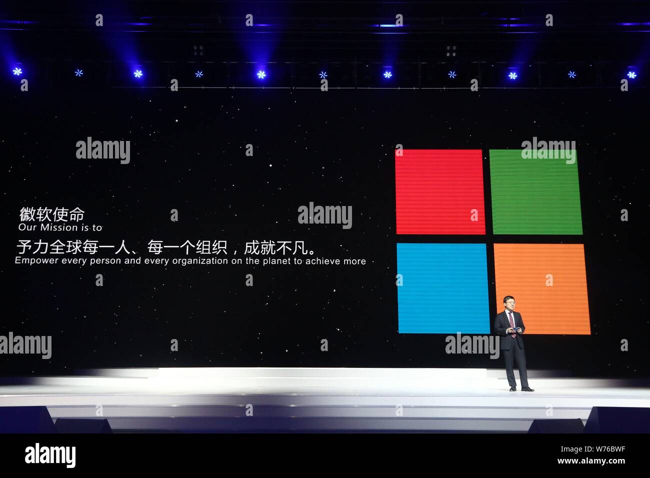 Shen Xiangyang, Senior Global Vice President von Microsoft, stellt Microsoft AI' XiaoIce" bei der Freigabe Zeremonie für die weltweit führenden Internet Scie Stockfoto