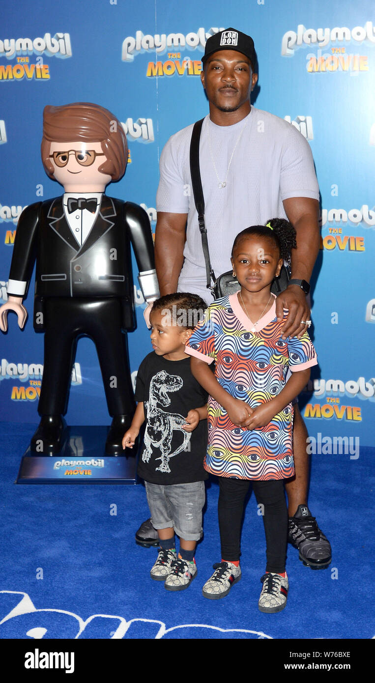 Foto muss Gutgeschrieben © Alpha Presse 078237 04/08/2019 Ashley Walters Amiaya Liebe Walters und Fluss Walters Playmobil der Film UK Premiere in London Stockfoto