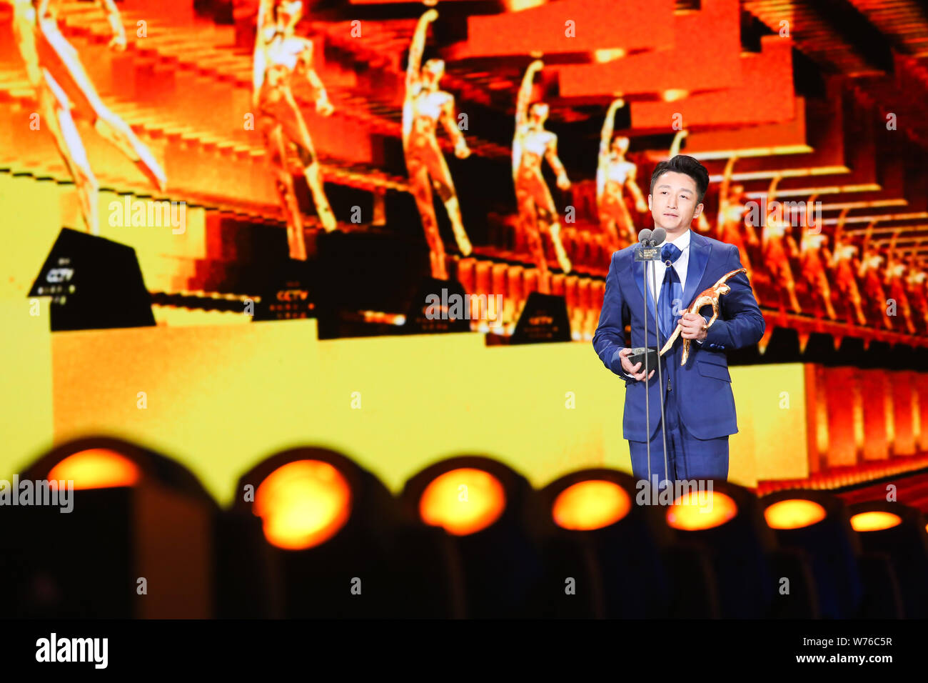 ---- Chinese boxer Zou Shiming besucht China CCTV-Sport Persönlichkeit Awards des Jahres 2016 am National Aquatics Center, auch bekannt als Wat Stockfoto