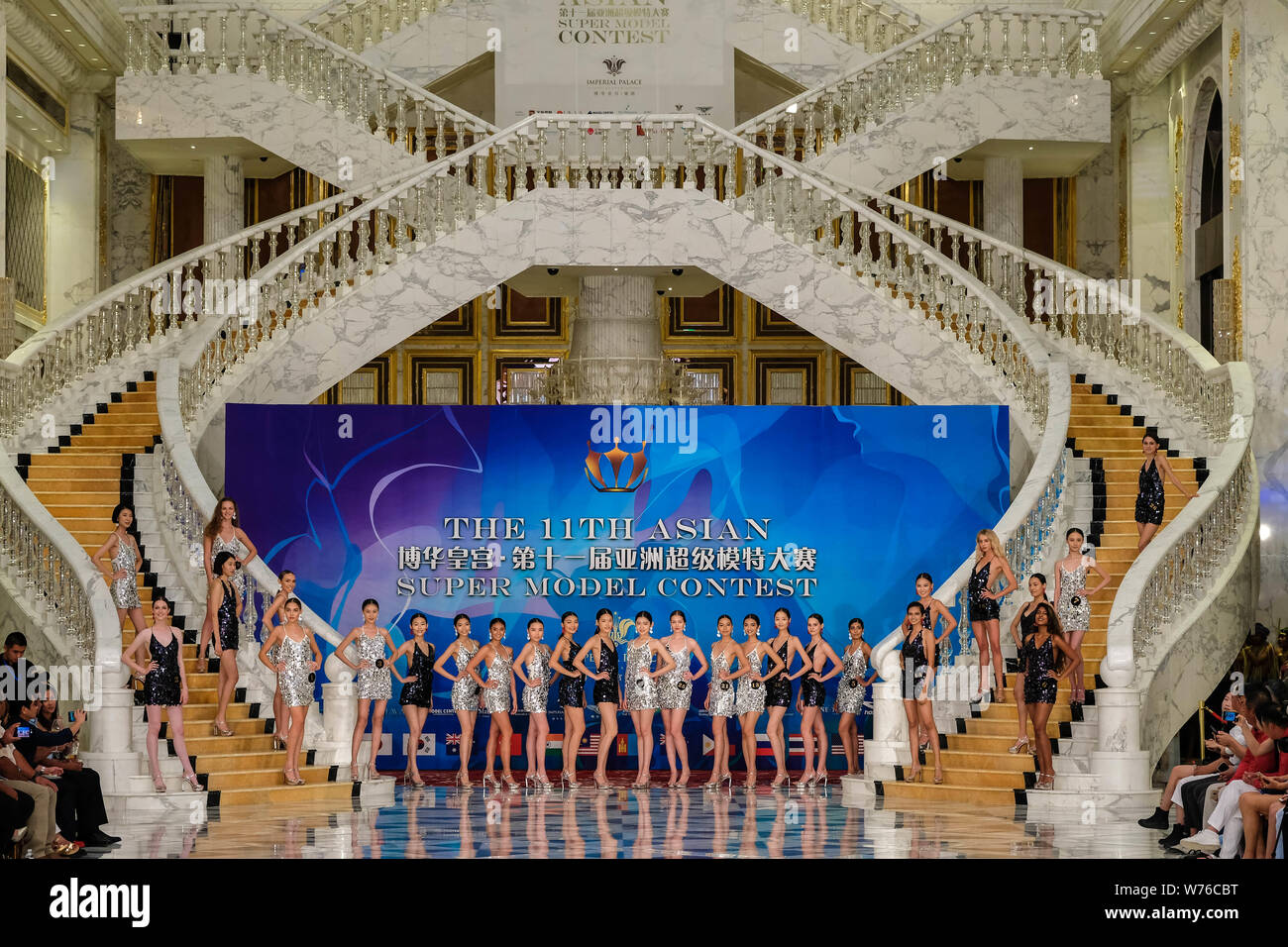 Kandidaten Anzeige Kreationen während des 11 asiatische Supermodel Contest im Imperial Palace in Saipan, Nördliche Marianen, 16. Dezember 2017. Ein t Stockfoto