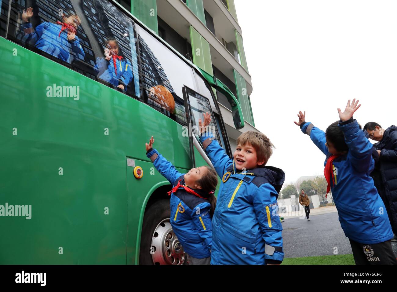Schüler Bücher lesen und Spaß haben in einer Bibliothek Bus in Nanjing Zhiyuan Fremdsprache Grundschule in Nanjing City, East China Jinagsu Provinz, 29. Stockfoto