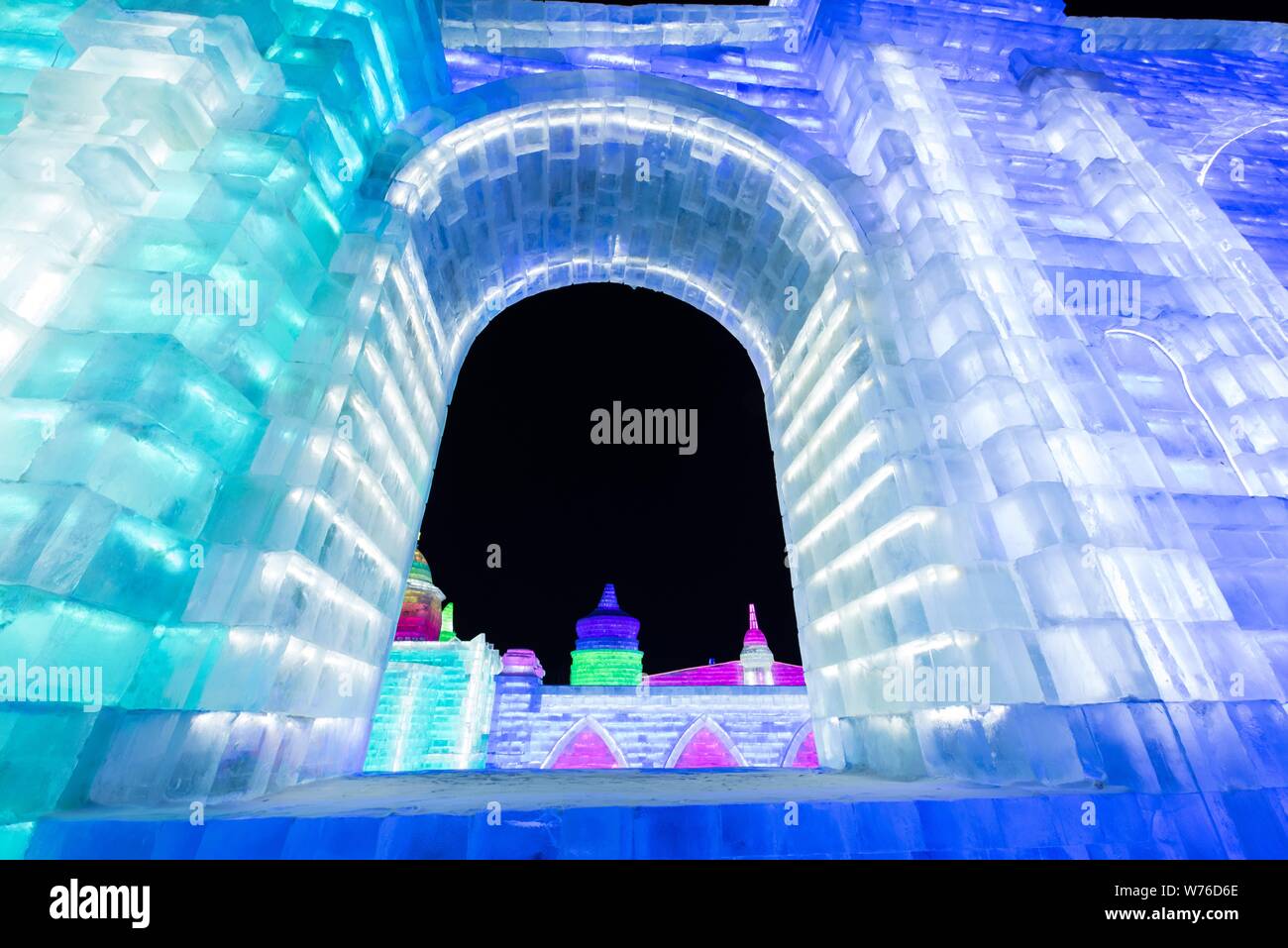 Ein Blick auf das beleuchtete Eisskulpturen auf dem Display während 19 China Harbin Eis und Schnee Welt 2018 in der Stadt Harbin, im Nordosten Chinas Heilongjiang Stockfoto