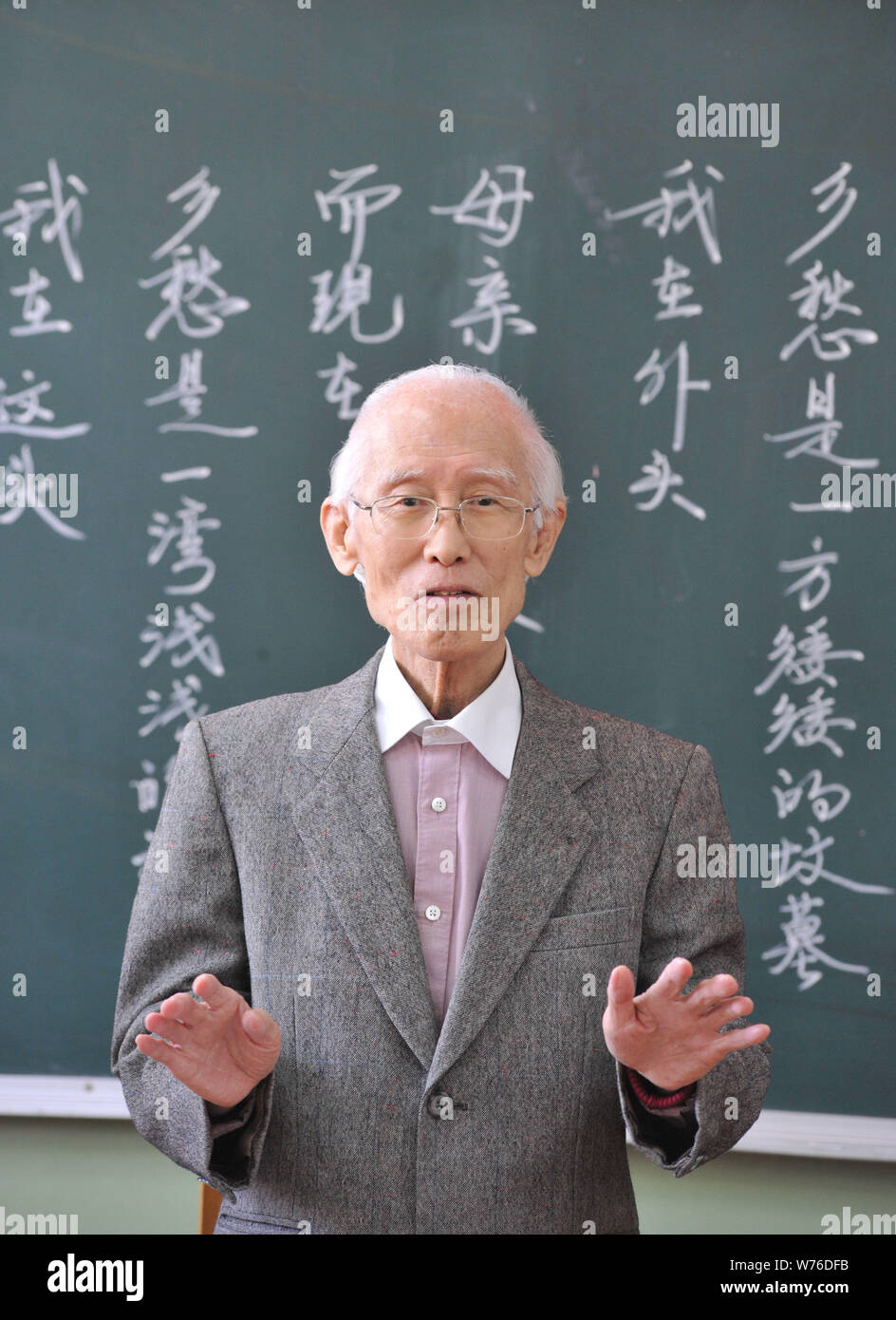 ---- Yu Kwang-chung (Yu Guangzhong), taiwanesische Schriftsteller, Dichter, Erzieher, und Kritiker, kehrt zu seiner Alma Mater in Nanjing, China Jiangsu Stockfoto