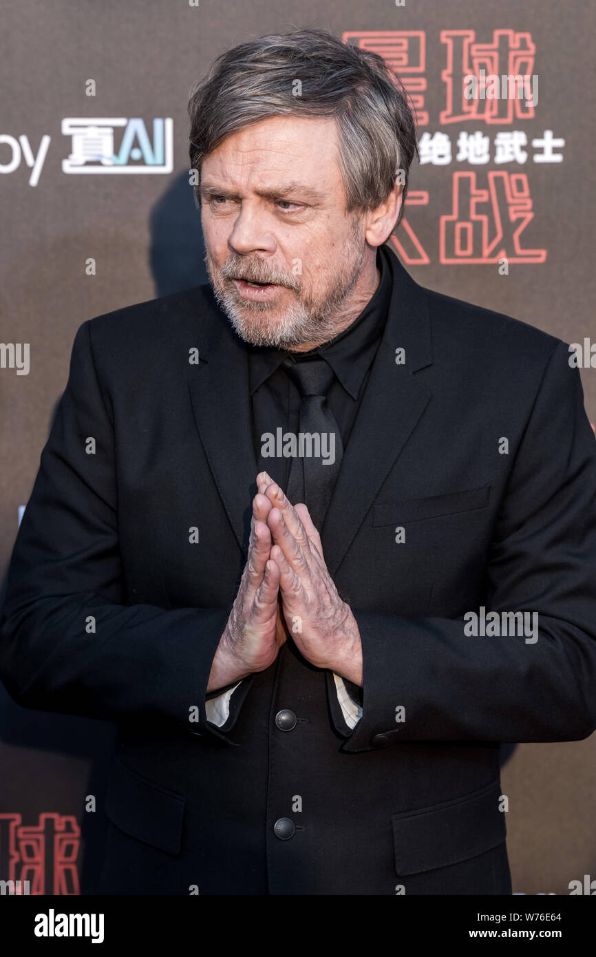 Amerikanischer Schauspieler Mark Hamill wirft, wie er auf dem roten Teppich für die China Premiere von Star Wars ist sein Film ankommt: Der letzte Jedi", auch bekannt als tar W Stockfoto