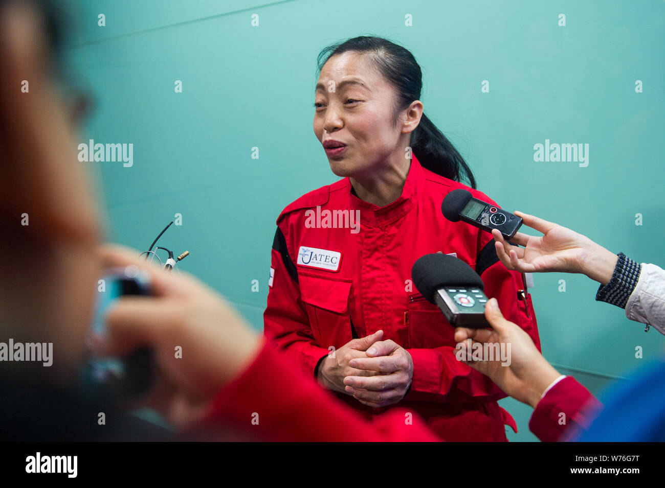 Japanische Reinigung Arbeitnehmer Haruko Niitsu in einer Toilette im Shenzhen Bahnhof Nord in Shenzhen City interviewt wird, die südchinesische Provinz Guangdong Stockfoto