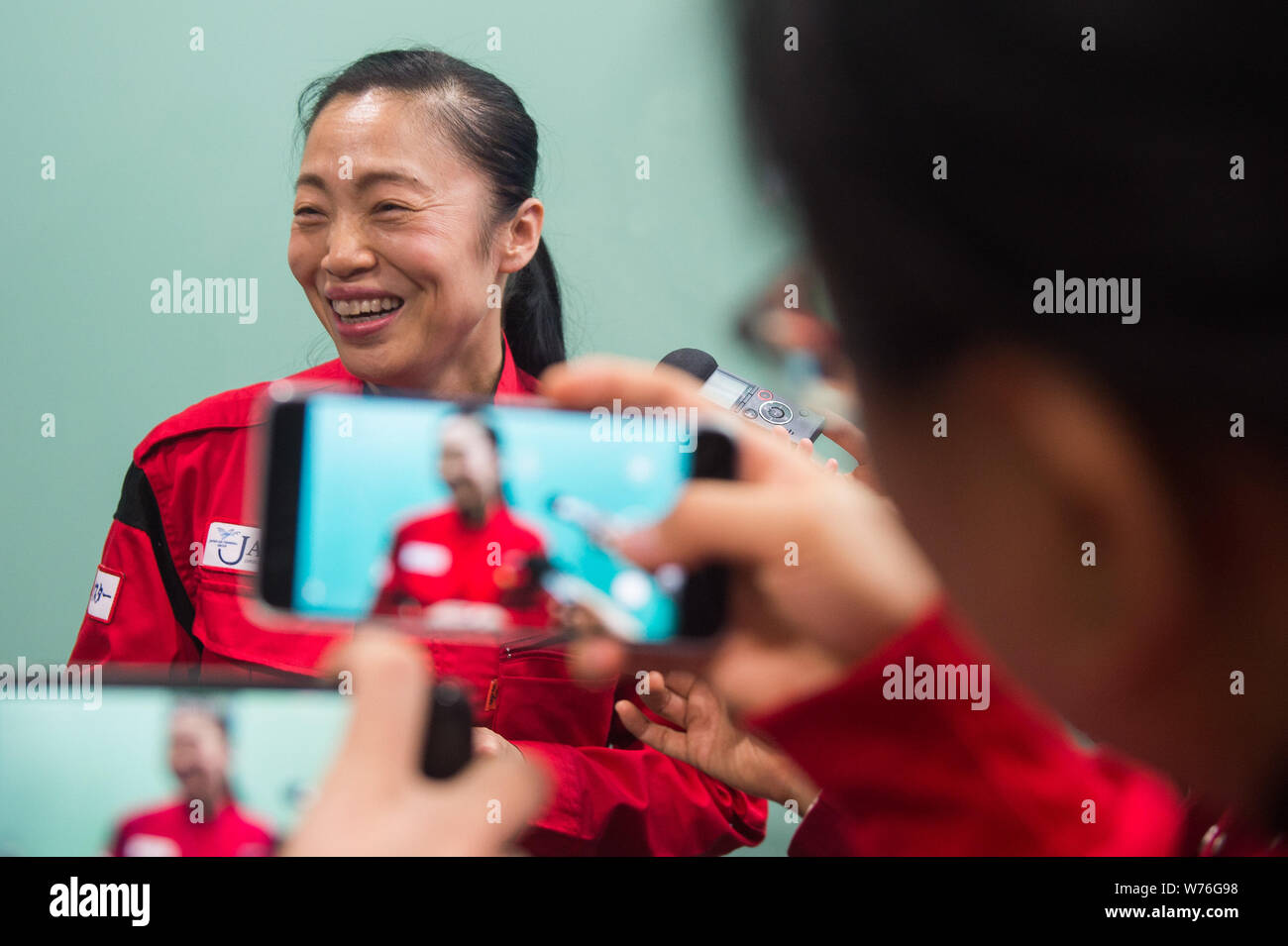 Japanische Reinigung Arbeitnehmer Haruko Niitsu in einer Toilette im Shenzhen Bahnhof Nord in Shenzhen City interviewt wird, die südchinesische Provinz Guangdong Stockfoto