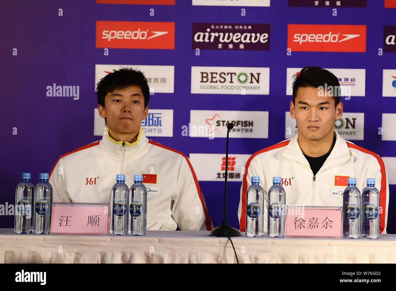 Chinesische Schwimmer Wang meiden, Links, und Xu Jiayu eine Pressekonferenz für die FINA/airweave Schwimmen Wm Peking (CHN) 2017 in Beijing, China teilzunehmen Stockfoto