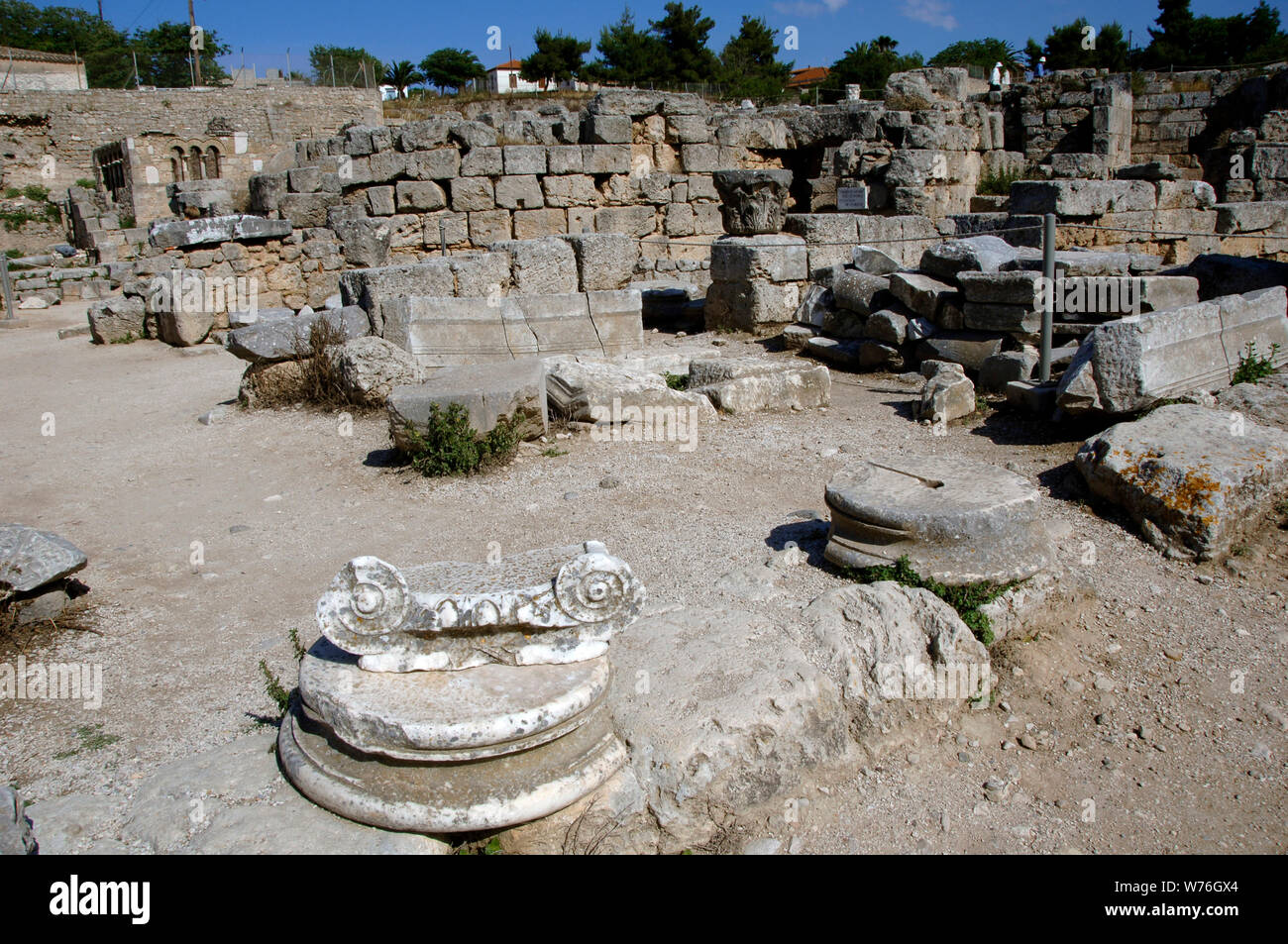 Griechenland. Alt-korinth (polis). Ruinen der archäologischen Stätte. Im Vordergrund steht der Ionischen Hauptstadt mit Voluten. Region Peloponnes. Stockfoto