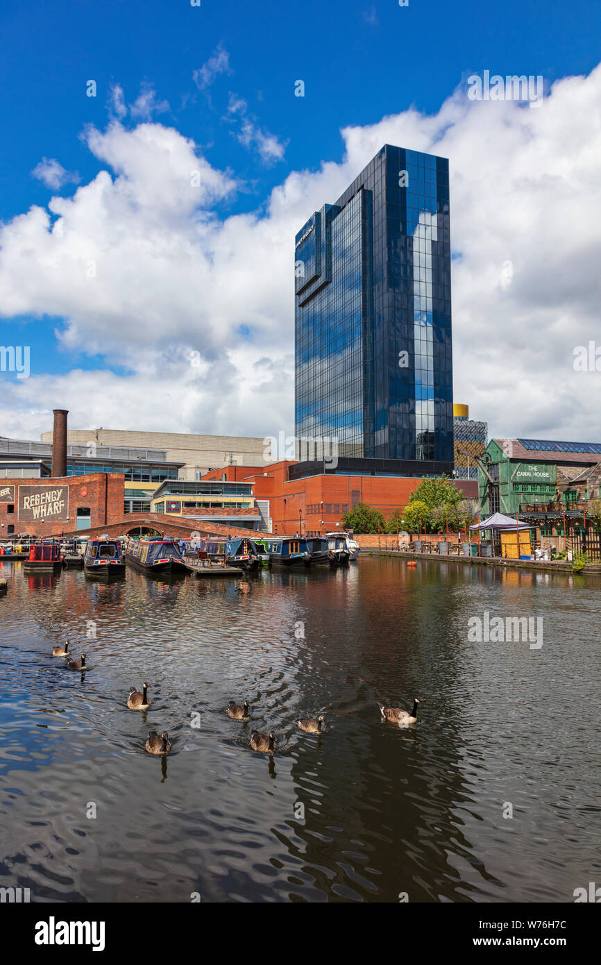Ein Blick über die Canal Street Basin auf der Neuen Mainline Kanal in Richtung Hyatt Regency Hotel und angelegten schmalen Boote, Birmingham, Großbritannien Stockfoto