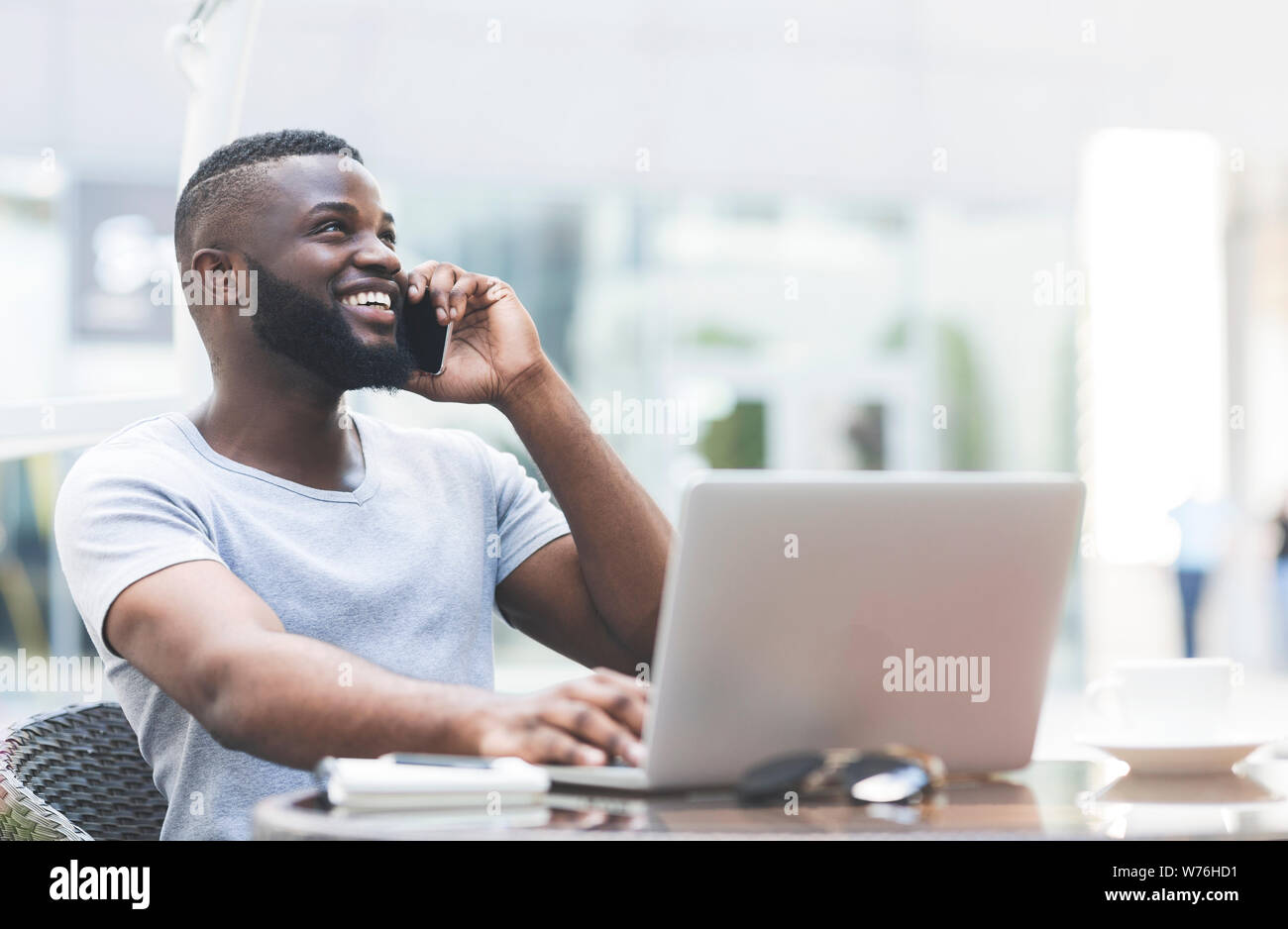 Junge schöne afrikanische Kerl Arbeiten am Laptop Stockfoto