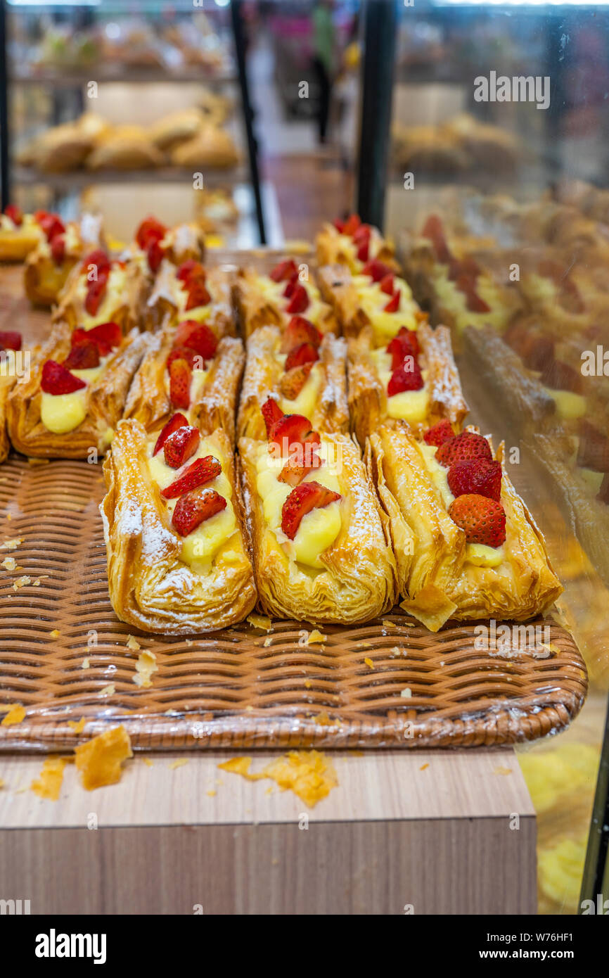 Frische geschwollene Gebäck mit Erdbeer zum Verkauf an Bäckerei Stockfoto