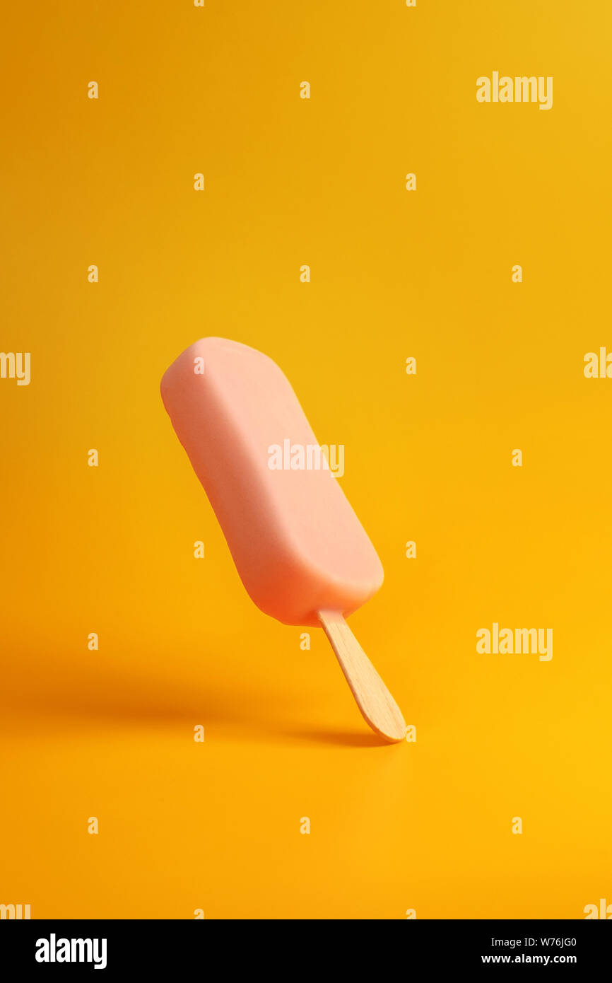 Rosa Eis popsicle auf gelbem Hintergrund Stockfoto