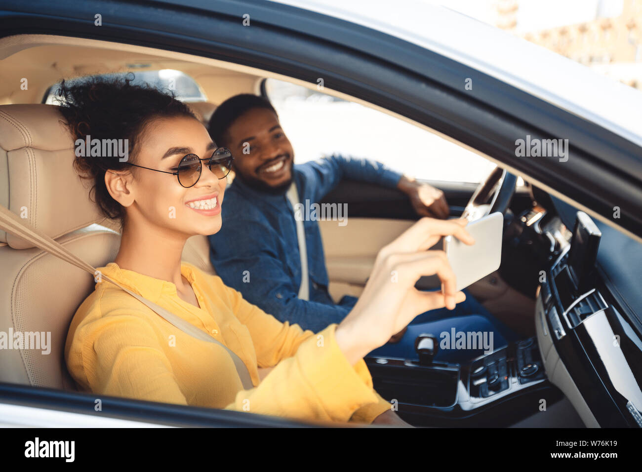 Road Trip. Glückliches Paar unter selfie im Auto. Stockfoto