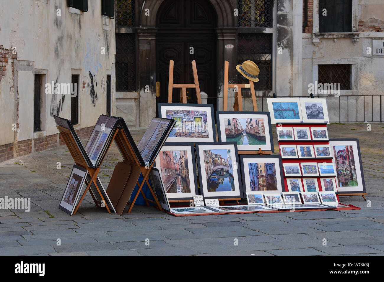 Venezianische Kunst zum Verkauf, in einer ruhigen Ecke der Markusplatz, Venedig, Venetien, Italien, Europa angezeigt. Stockfoto