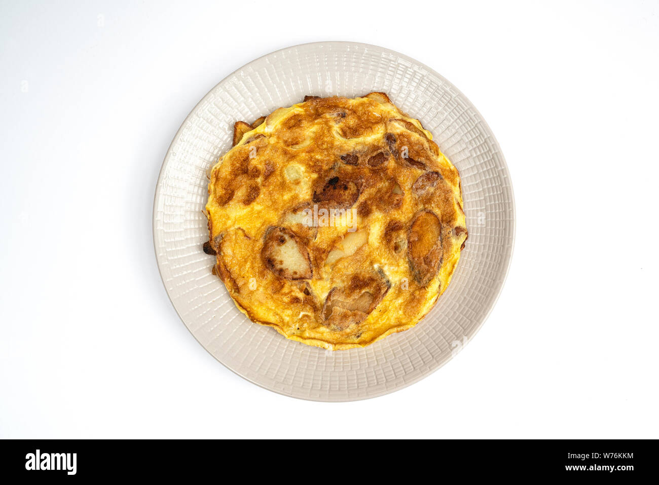 Ein Omelett mit Kartoffeln auf dem Teller Stockfoto